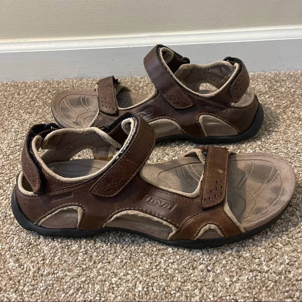 Teva strap sandals size possible 12 but heel to to measure 13.5 from bottom